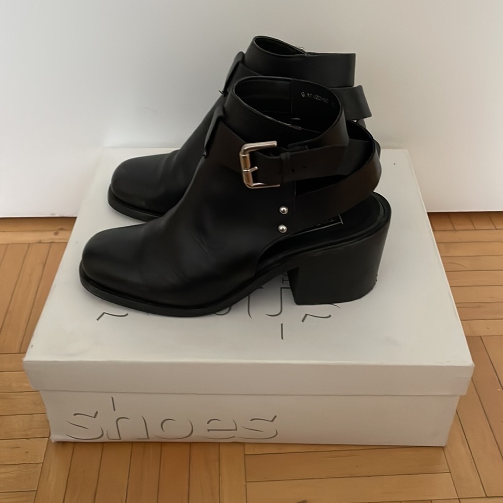 Cut-out leather ankle boots.